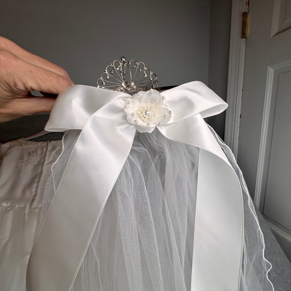 Vintage Corrine Girls White Gown Metal Tiara Layered Veil 8yrs Communion Baptism - Picture 5 of 9